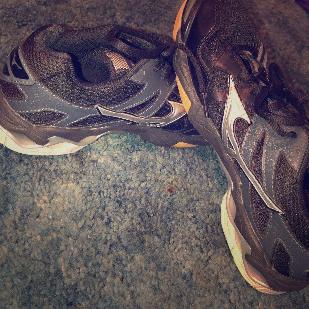 like new black mizuno shoes